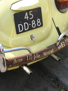908068 Afbeelding van de tekst 'deze liefde roest WEL!!!' op de bumper van een Volkswagen Kever, geparkeerd op de ...